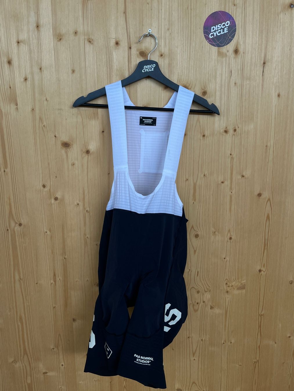 Pas Normal Studios Pantaloni: % Pas Normal Studios Men's PAS Mechanism Pro Bibs - XL – Nuovo e nell'imballaggio originale da Bern venduto da Disco_Cycle