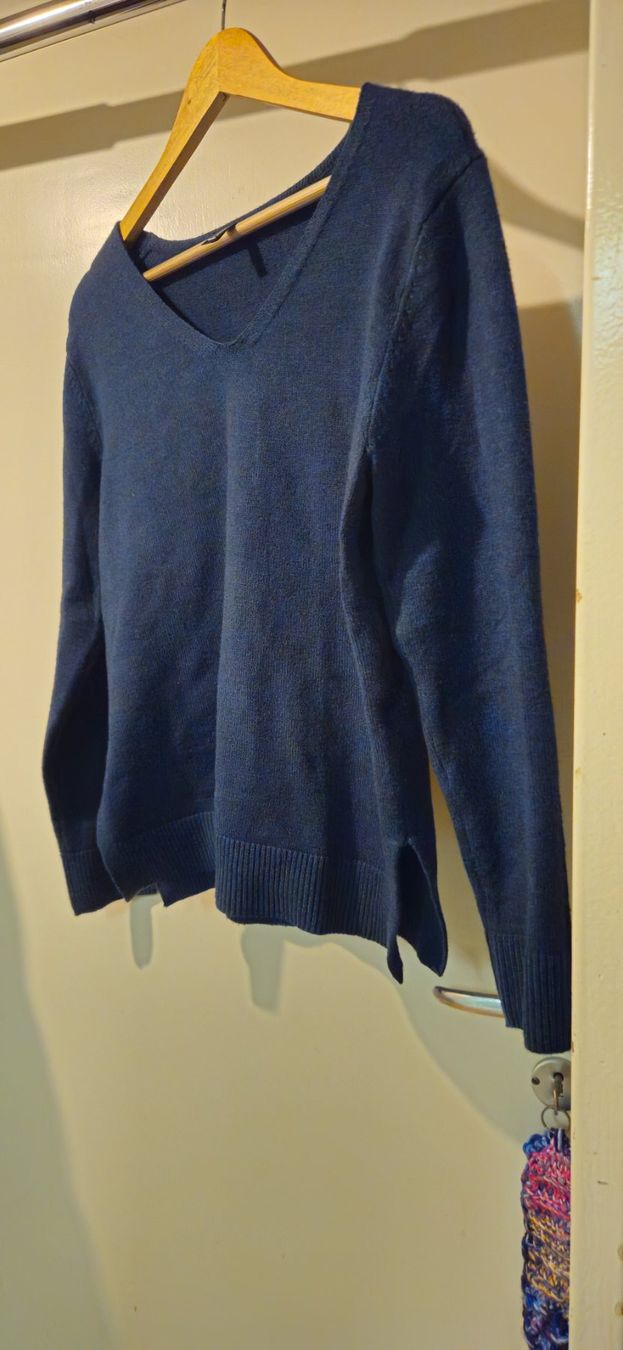 Pulls & Sweat-shirts: Dunkelblauer Winter-Pullover mit V-Ausschnitt, Grösse S – D'occasion à Basel par NikaV13 2