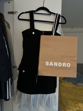 Schwarzes Sandro Kleid mit Faltenrock, Gr. 38, im Frühling t