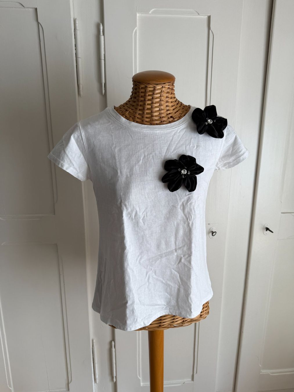 T-shirt: T-Shirt weiss mit schwarzen Blumen S – Usato da Zürich venduto da Diazaio