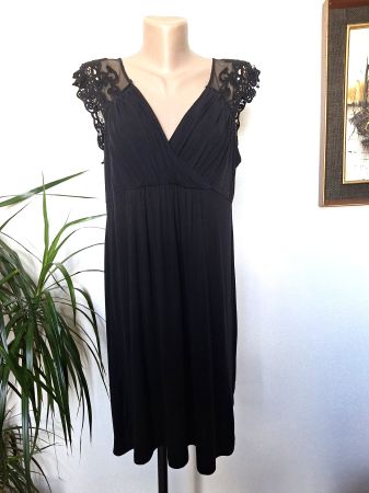 Robe courte HAPPY HOLLY – Dentelle & Décolleté Croisé –Gr.44
