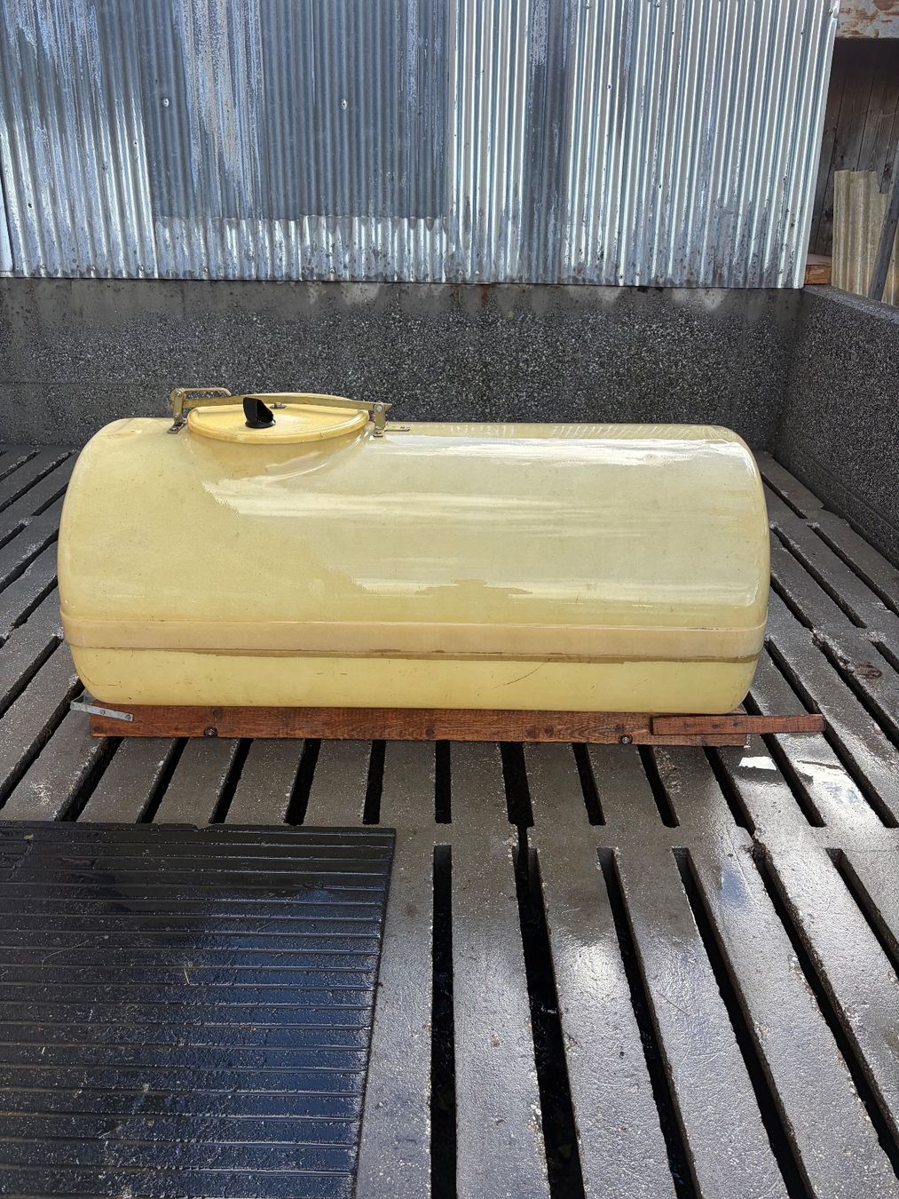 Tränken & Tröge: Wassertank 800Liter Polyestertank – Gebraucht aus Jenins von Urzi0