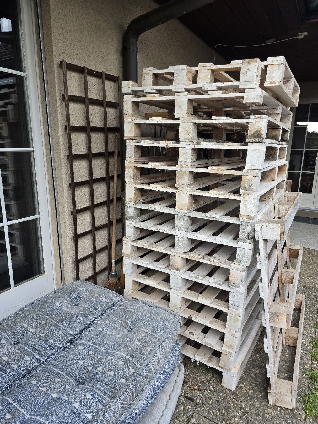 Palettes: Paletten weiss lasiert – D'occasion à Bannwil par hermanitatiadoro