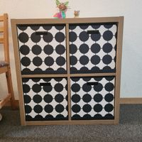 Regal Holzoptik mit vier Fächern und Boxen
