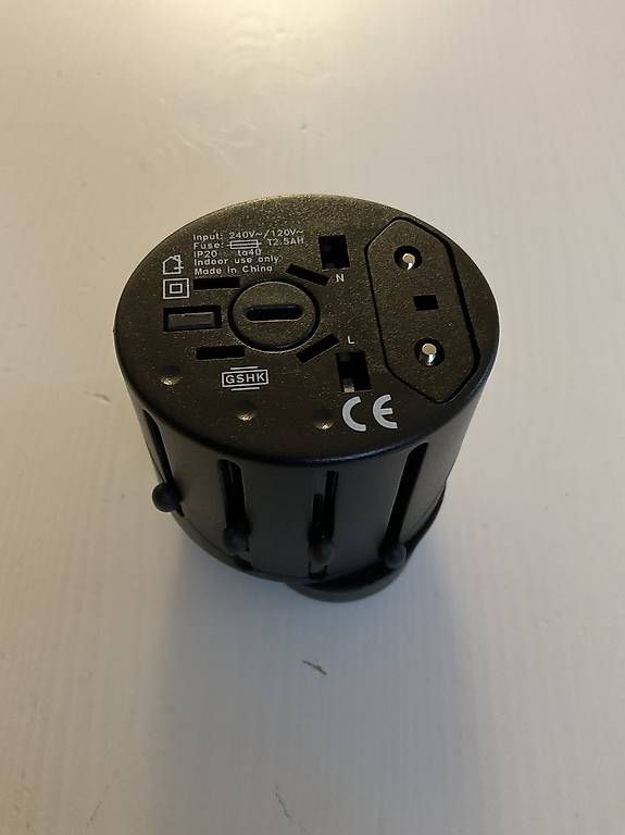 Laufwerke & Adapter: Reiseadapter Pro World – Gebraucht aus Abtwil SG von Riono-01