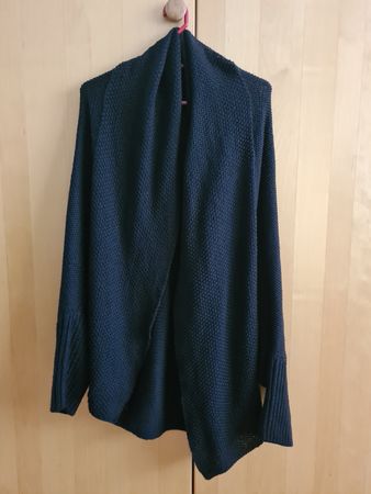 Schwarze Strickjacke, Cardigan
