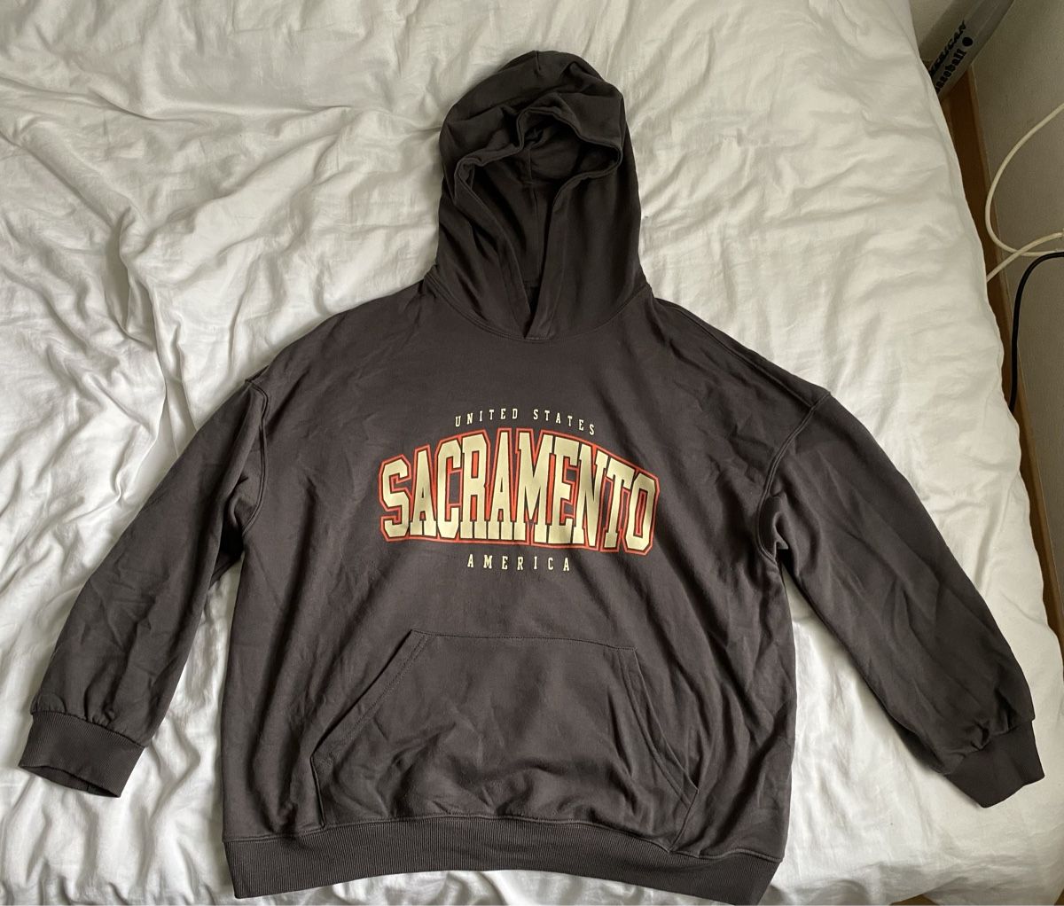 Shein Maglioni & Felpe: Grauer Shein Kapuzenpullover mit Aufdruck – Usato da Bülach venduto da reaos