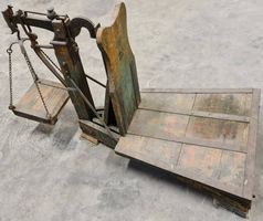 Waage aus Holz antik