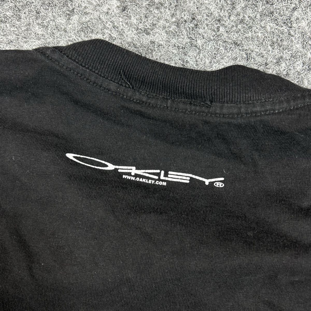 Oakley T-shirt: 2000s Oakley Shirt Medium – Usato da La Sagne NE venduto da Matlasape 2