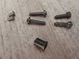 Lot de pièces pour arme suisse, à identifier. Avis aux spé.