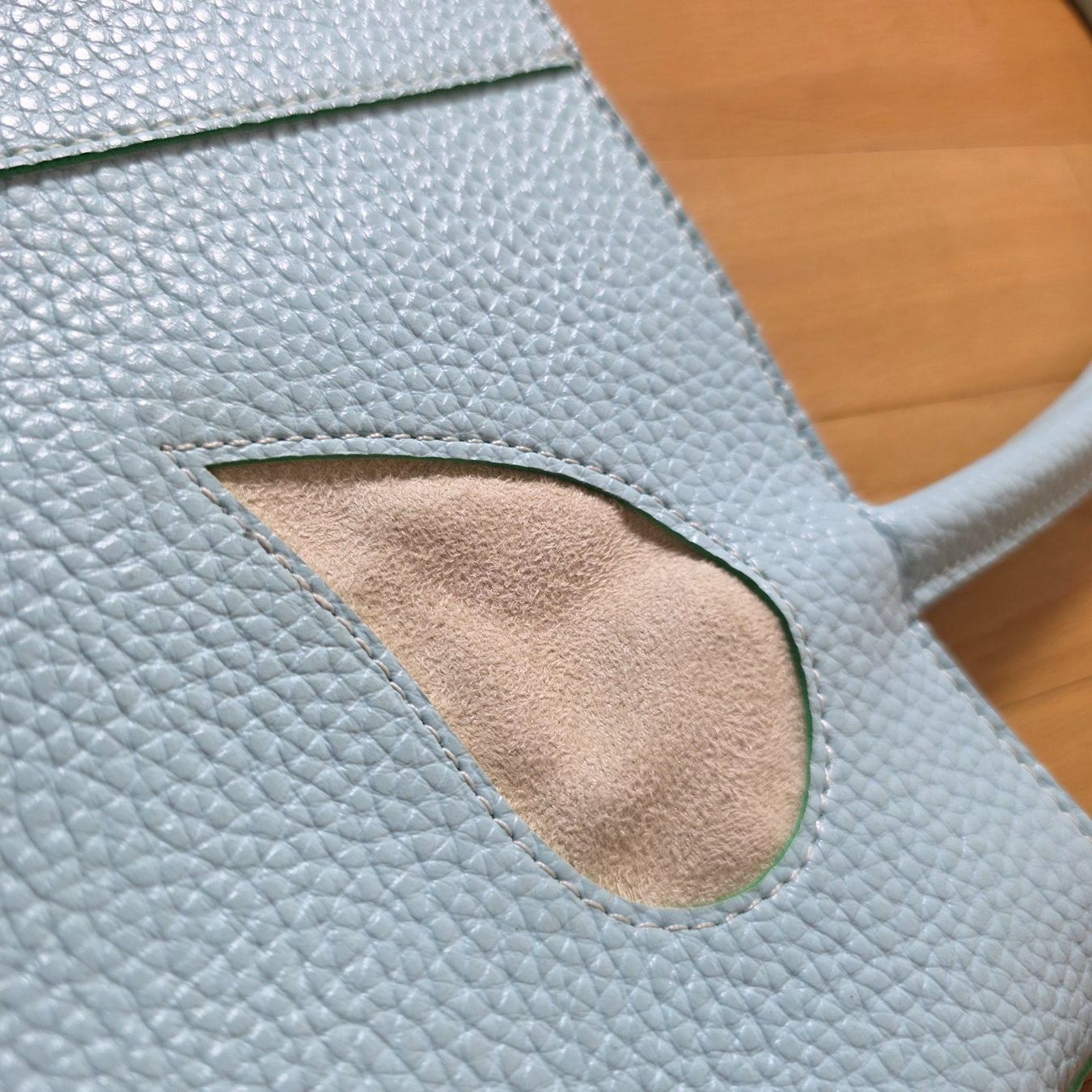Taschen für Damen: Hellblaue Handtasche mit Blütendetail – Gebraucht aus Wald ZH von CapLux 2