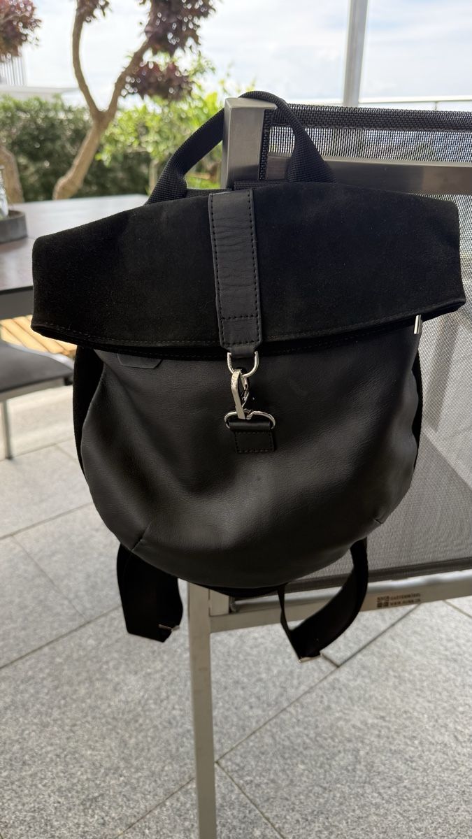 Bree Rucksäcke: Schwarzer Lederrücksack mit Wildleder-Klappe, 2 Fächer, top  – Gebraucht aus Oberrohrdorf von Happyday05
