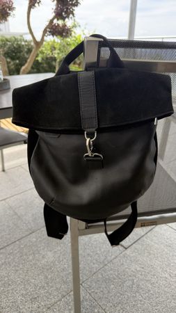 Schwarzer Lederrücksack mit Wildleder-Klappe, 2 Fächer, top 
