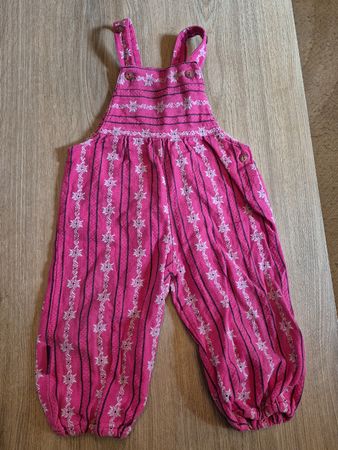 Herzige Edelweiss-Latzhose pink von Jenni Grösse 80/6-12 Mt 