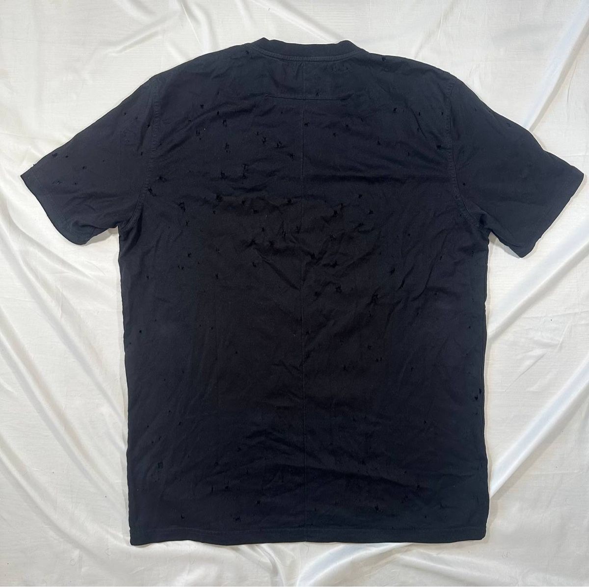 Givenchy T-shirts: Givenchy Paris Tshirt  – D'occasion à Pfäffikon ZH par Nataliia. 3