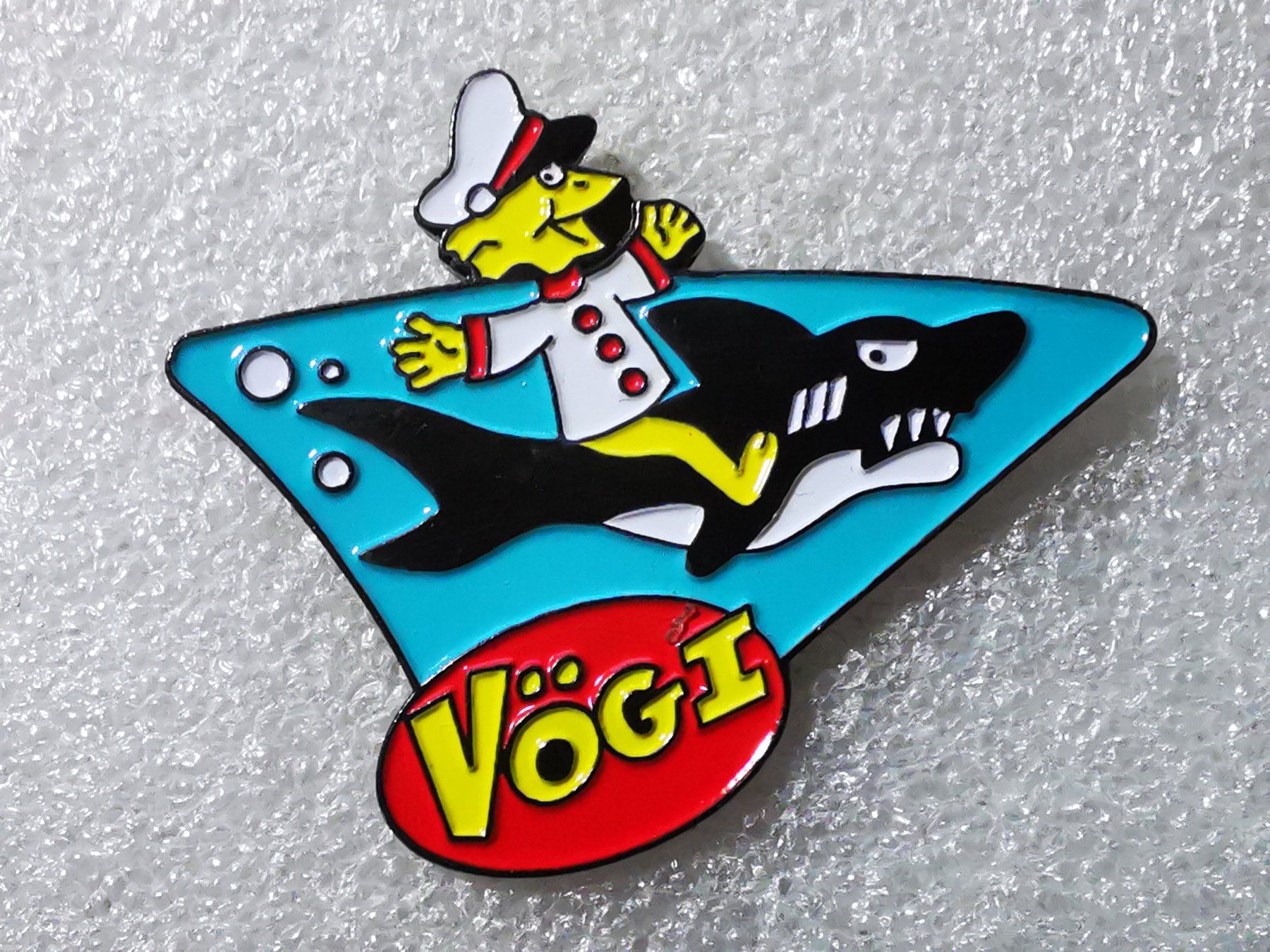 Placchette & Badge: Ansteckpin 54: Vögi – Usato da Oppligen venduto da Pin-Fall-Shop