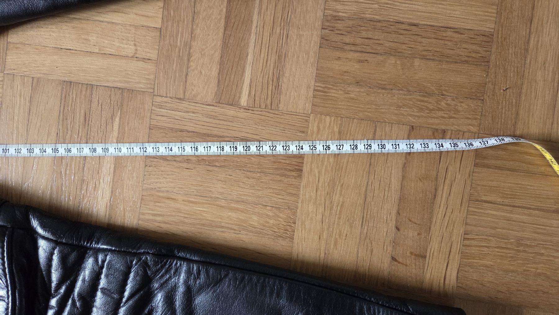 Completi & Tailleur: Lederkombi Damen ca. Grösse 32 – Usato da Wettingen venduto da Hawaii88 9