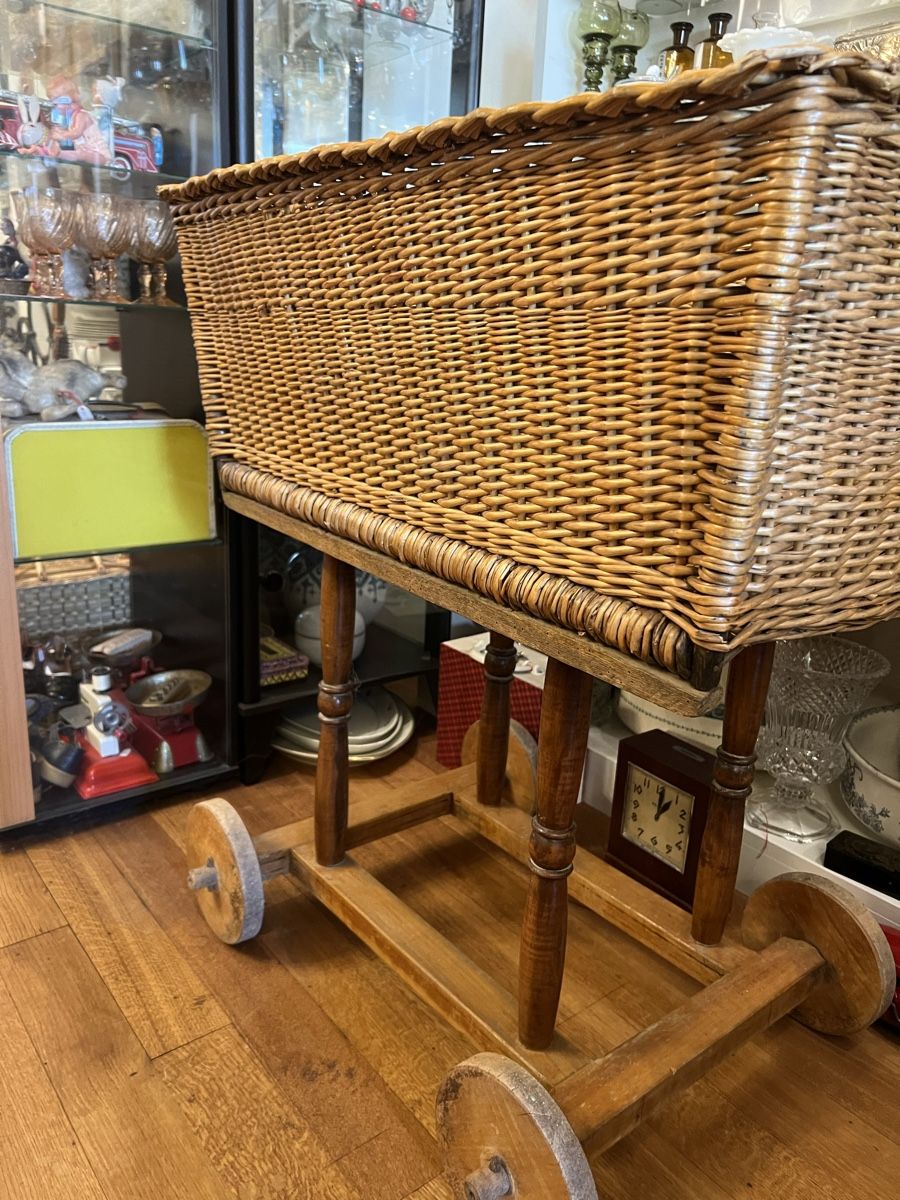 Cesti per biancheria: Wäschekorb auf Rädern, Weidengeflecht, Shabby Chic – Usato da Wangen an der Aare venduto da jonas6710 1