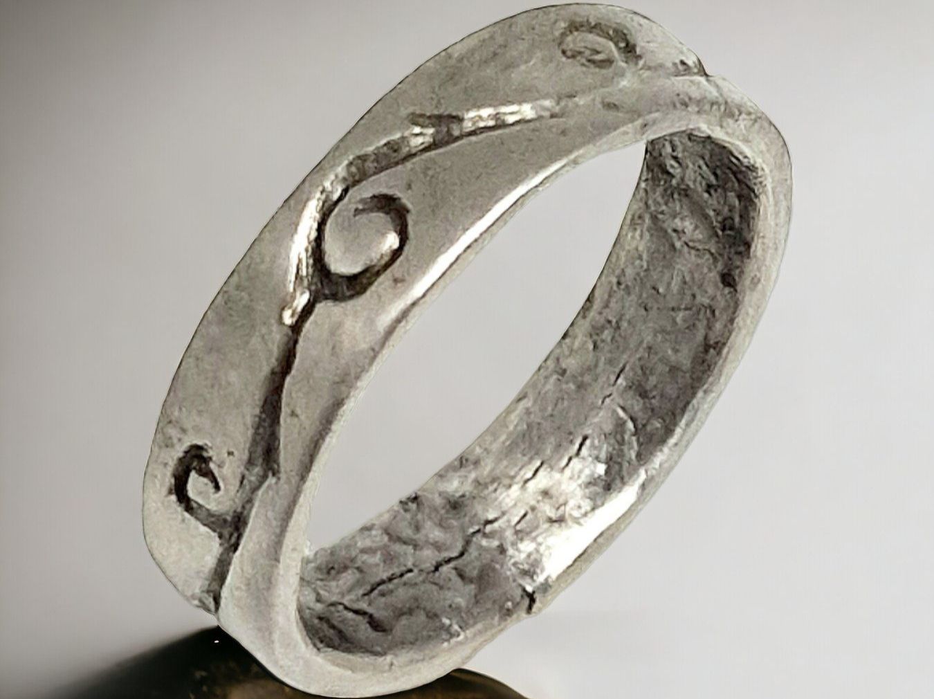 Anelli: Handgefertigter Ring aus Stahl, Gr. 58.5 – Nuovo e nell'imballaggio originale da Aarau venduto da Schmuckhoehle_MD