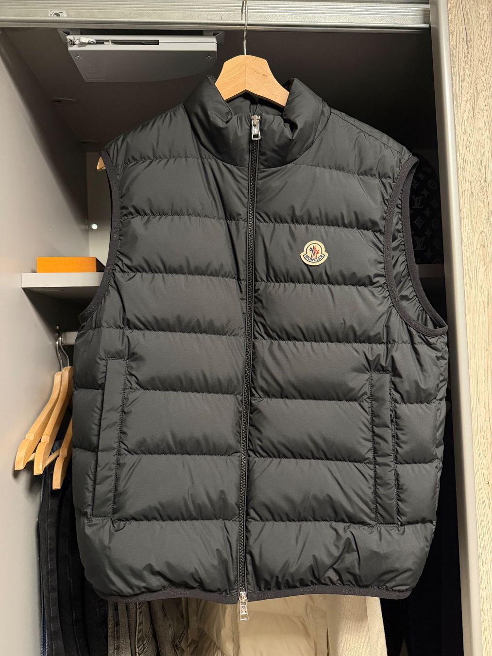 Moncler Gilet & Giacche: Moncler Contrin Daunenweste Black – Nuovo e nell'imballaggio originale da Spiez venduto da vvo_627h