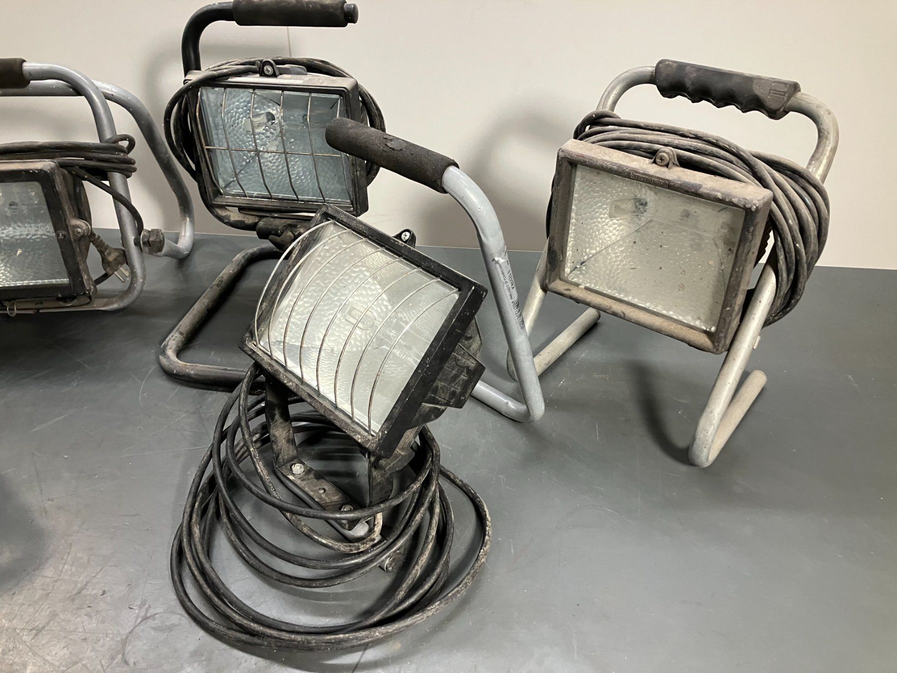 Lampade: Post. mit div. Baustrahlern / Halogenstrahlern ab 1.- – Usato da Lichtensteig venduto da Buy24International 1