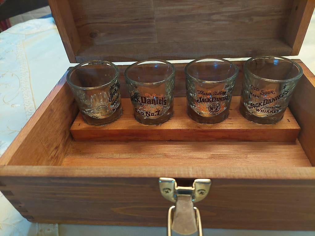Bevande alcoliche: Jack Daniels Holzbox – Usato da Niederglatt venduto da Tatanka5 2