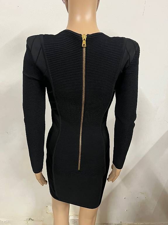 Balmain Vestiti: Robe Balmain noire avec agrafes dorées taille 36 – Usato da Les Acacias venduto da kim_2dxt 2
