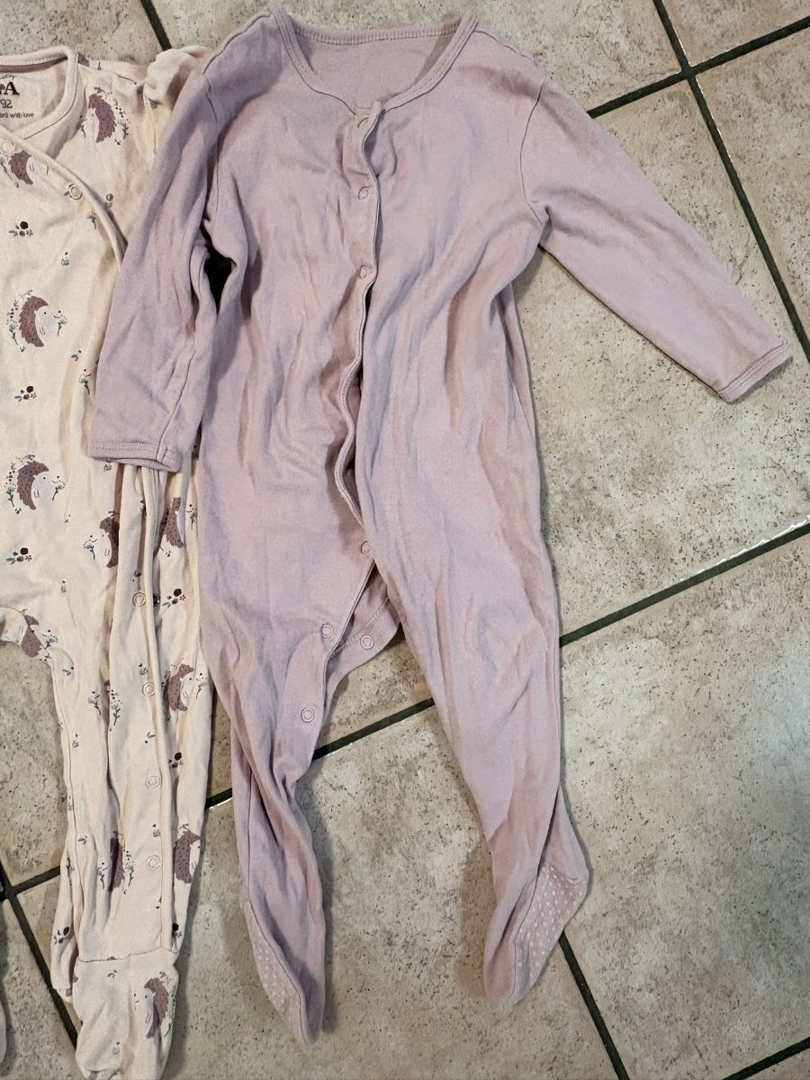 Lotti & Set di vestiti: Set 3 pigiami con piedi  – Usato da S. Antonino venduto da FedeKikka88 4