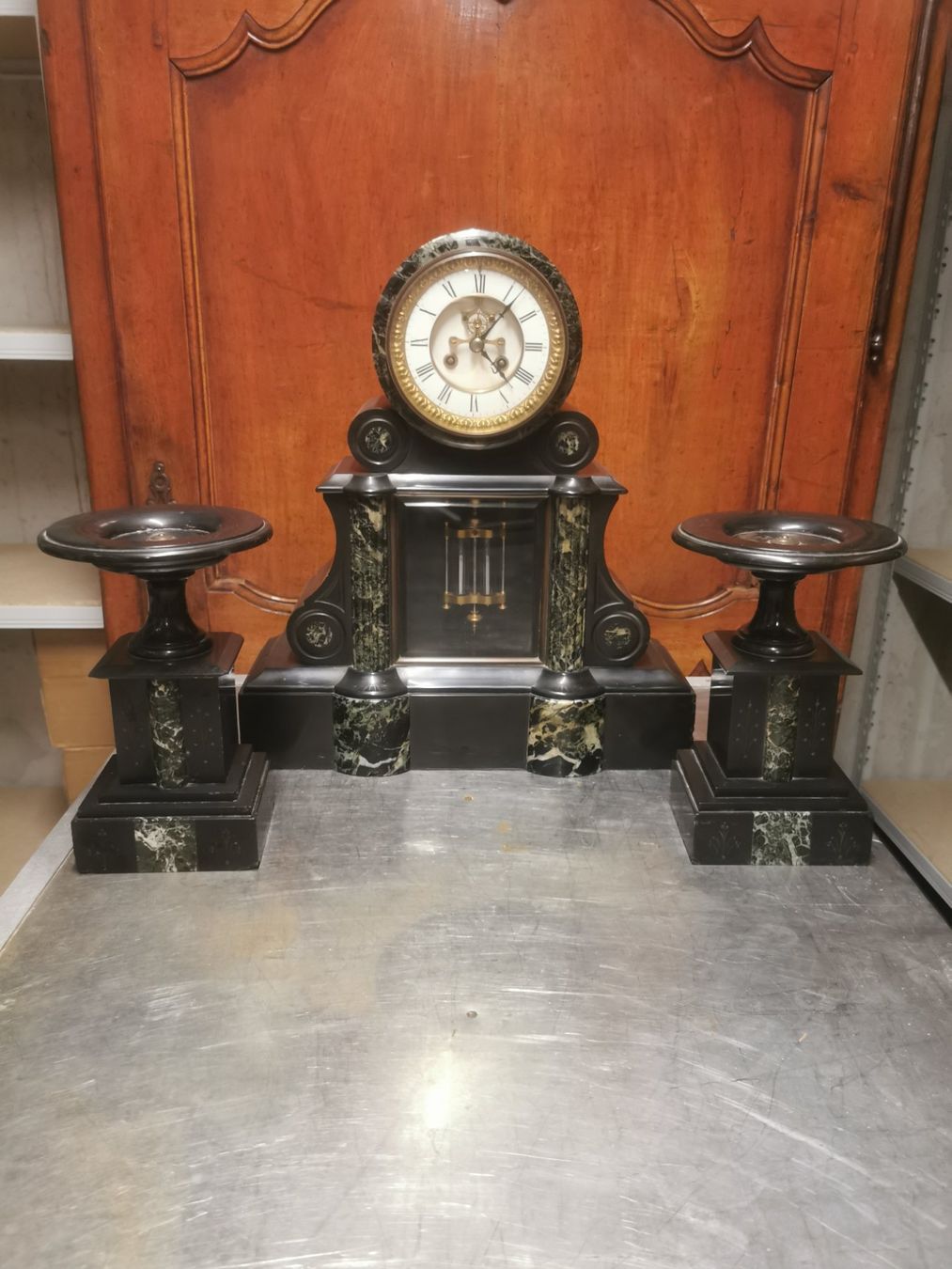 Orologi da terra & Orologi da parete: Garniture de cheminée Marbre Noir et Vert – Usato da Wittenheim venduto da LeGrenierdeSam