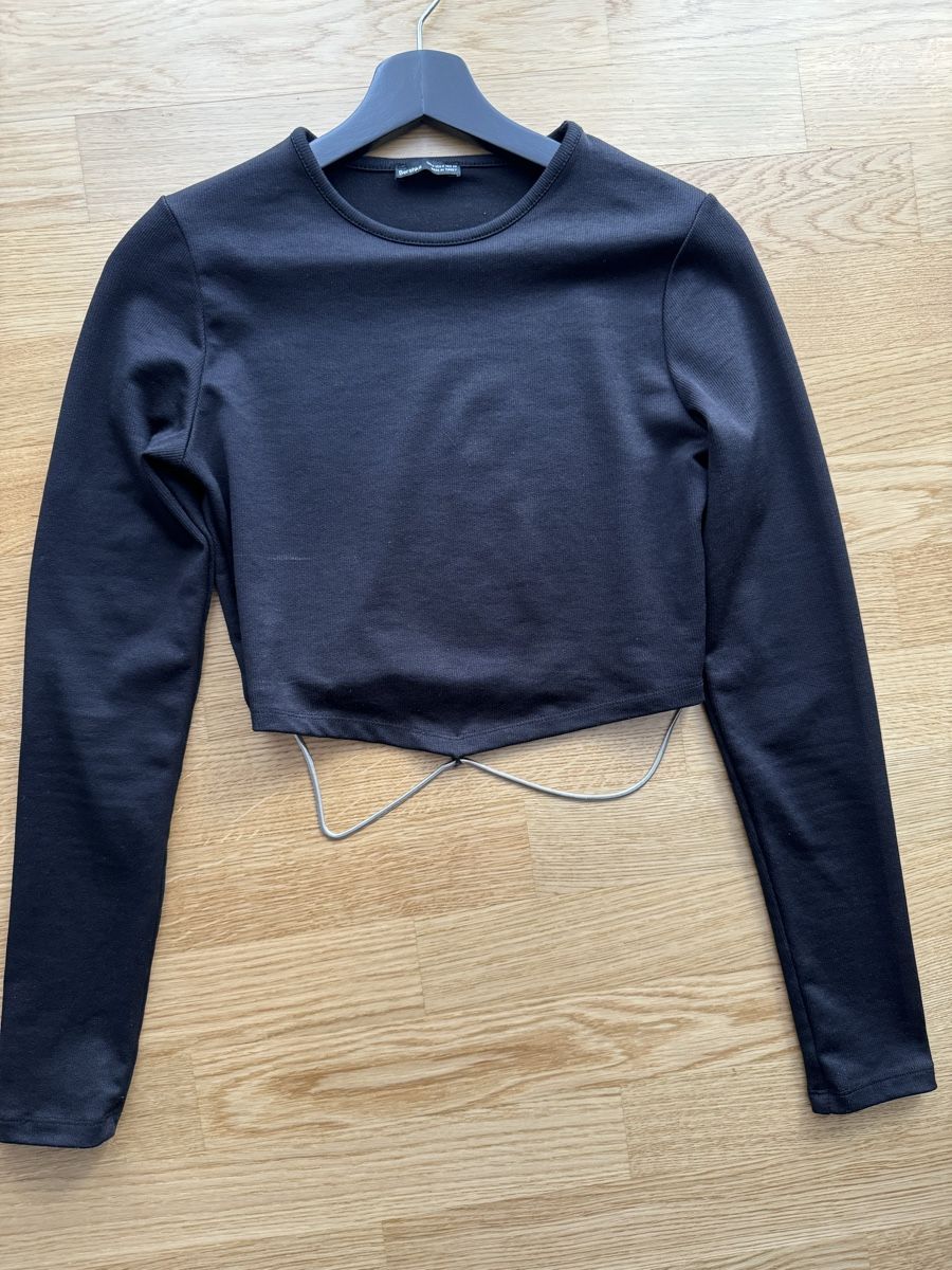 Bershka Top: Schwarzes Langarm Crop Top mit Kette Gr. M – Nuovo (secondo la descrizione) da Luzern venduto da file_maker 2