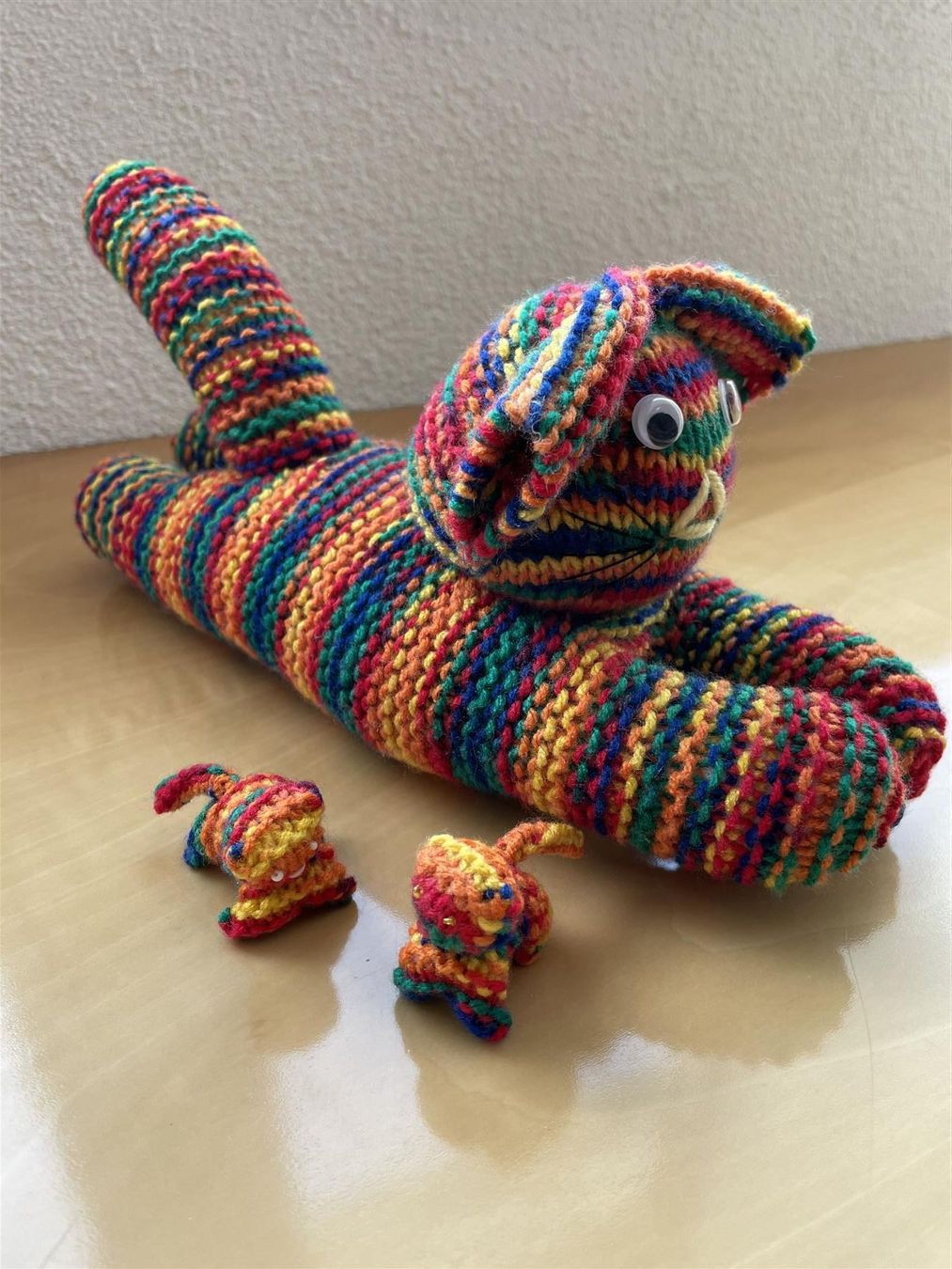 Bambole: handgestrickte Katze mit Babys im Bauch – Nuovo e nell'imballaggio originale da Diepoldsau venduto da preisparadies-ch