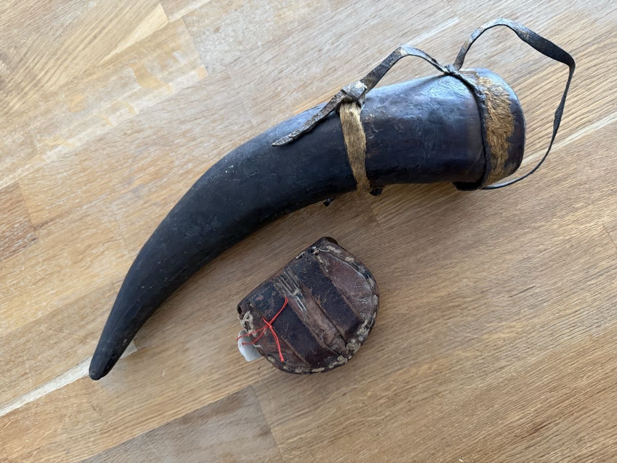 Bottiglie: Antikes mit Feuersteinen Pulverhorn – Usato da Goldach venduto da Messerguru 7