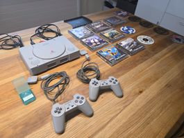 Sony PlayStation 1 Konsole mit zwei Controllern und Spielen