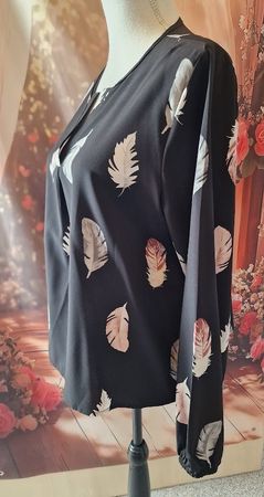 ❣️SCHWARZE LUFTIGE BLUSE MIT FEDERMOTIV, GR. M/L