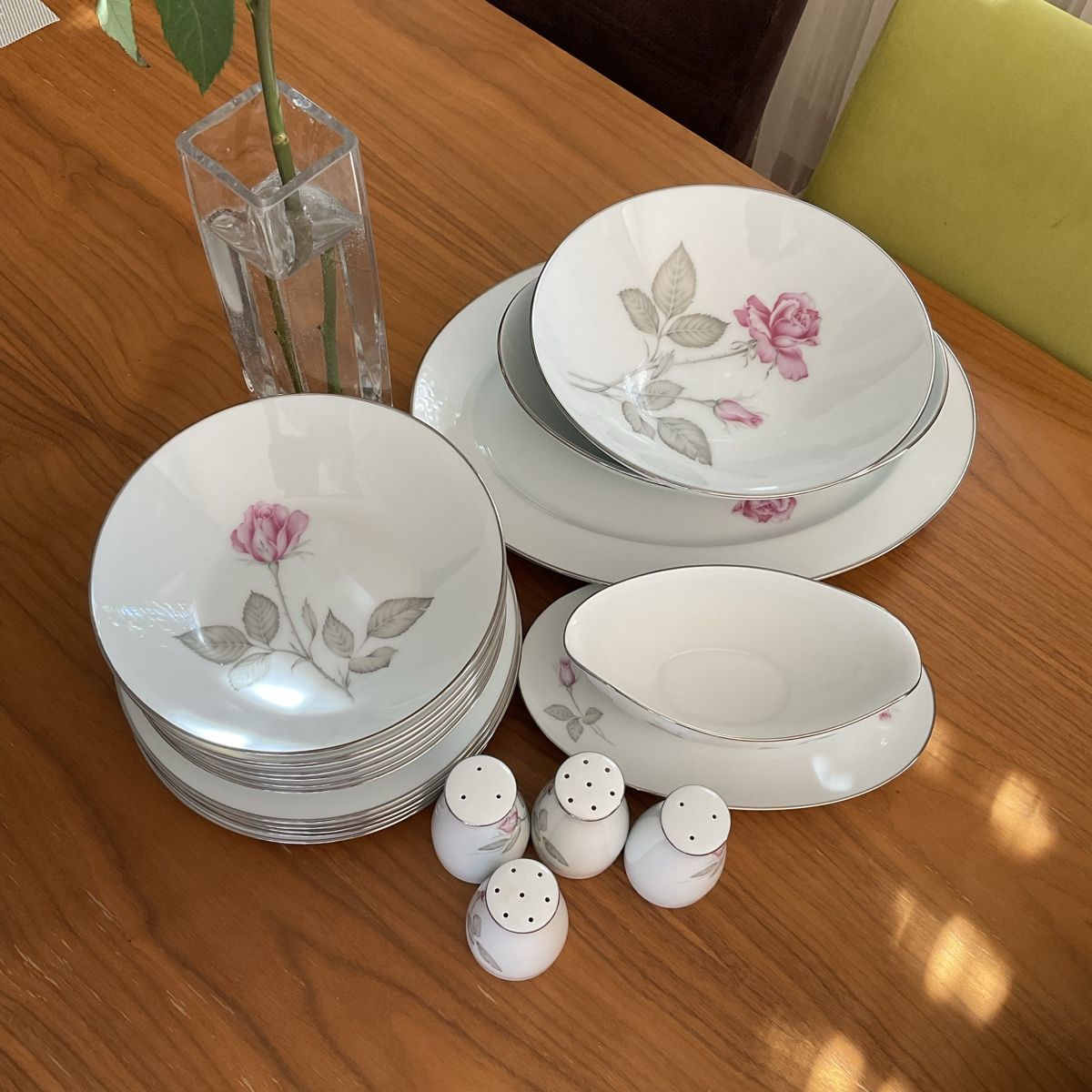 Set di piatti: Porzellan Service  – Usato da schüpfen venduto da Tschoelli 1