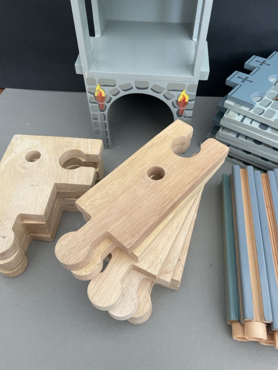 Spielzeuge: Holzritterburg EDIX Set le toyvan – Gebraucht aus Aesch BL von ell_8zv7 7