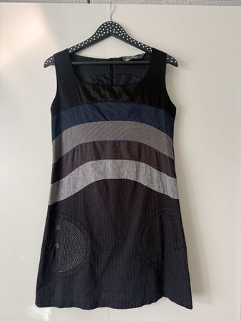 Desigual Kleid grau schwarz gestreift Grösse 40 getragen
