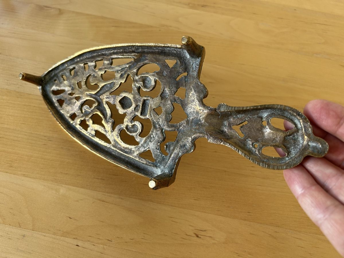 Tutte le decorazioni: Vintage Brass Iron Rest – Usato da Zürich venduto da Sophie0569 1