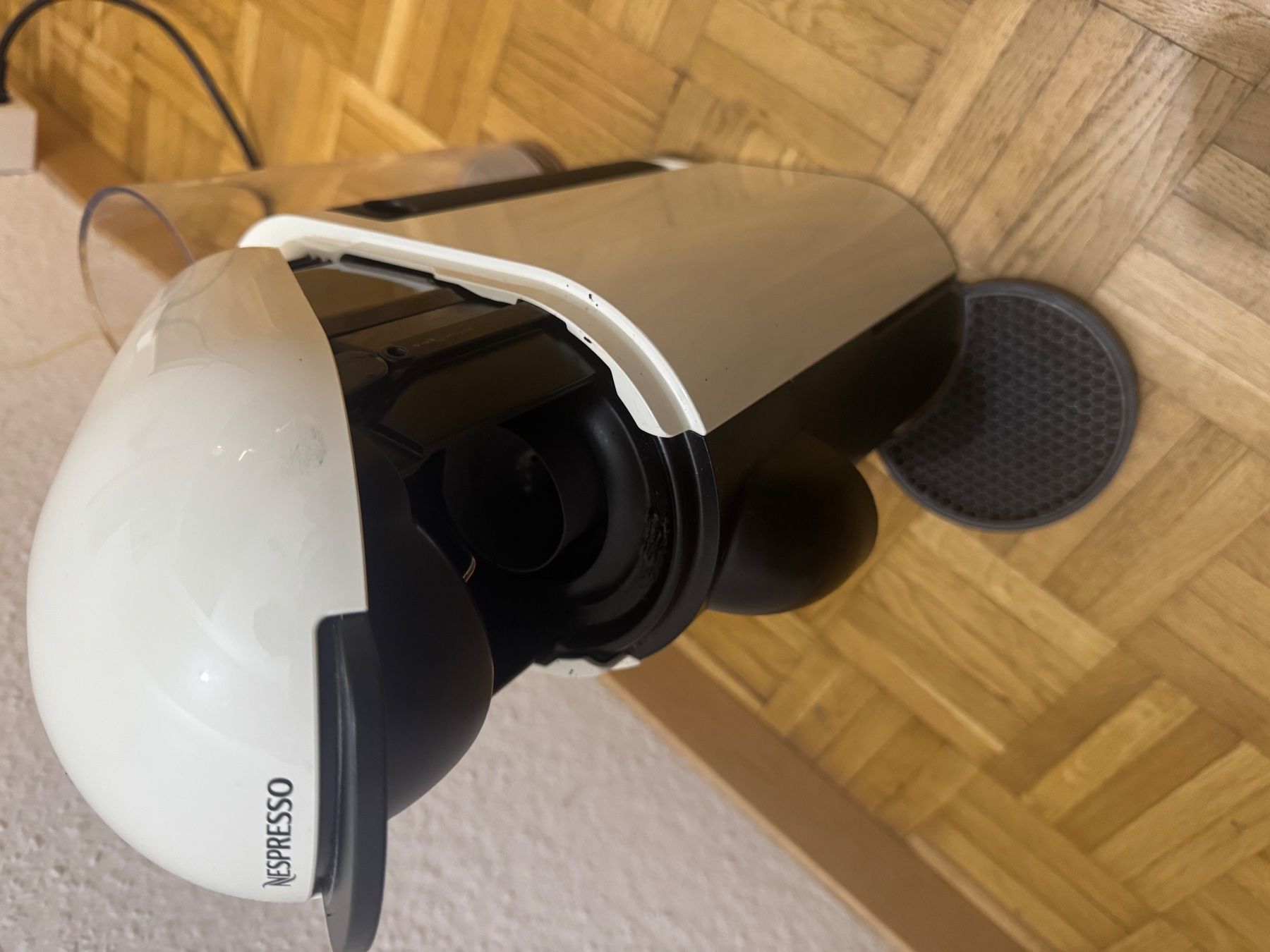 Macchine per caffè & Macchine per espresso: Nespresso Essenza Mini - Machine à café compacte blanche – Usato da Genève venduto da zak_25k7 2