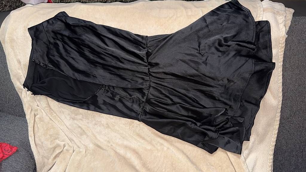 Kleider: SCHWARZES SATINKLEID MIT KURZEN HOSEN EINGENÄHT – Gebraucht aus Gossau SG von 2002gomes2002