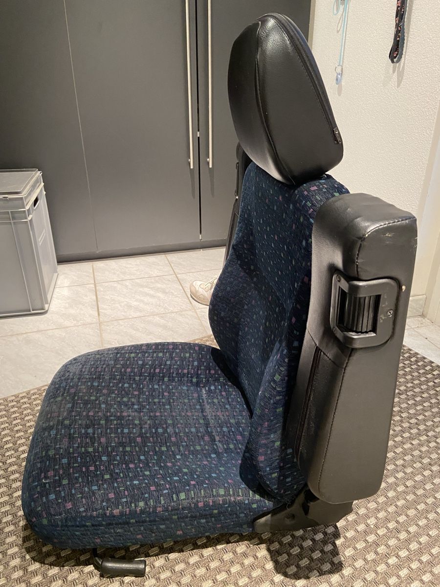Tutti pezzi di ricambio auto: Busfahrersitz – Usato da Niederhasli venduto da Amily 2