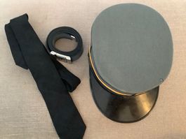 Militär Hut, Gurt und Krawatte