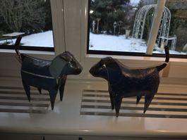 2x moderne Hunde Skulpturen aus Blech H21xB23xT5cm