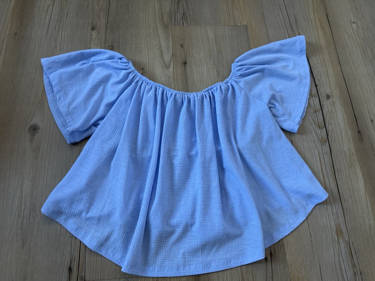 Bershka Tops: Bershka Bluse / Oberteil / Top hellblau Grösse S – Neuf (Voir description) à Buchs AG par Dasmusstduhaben 4