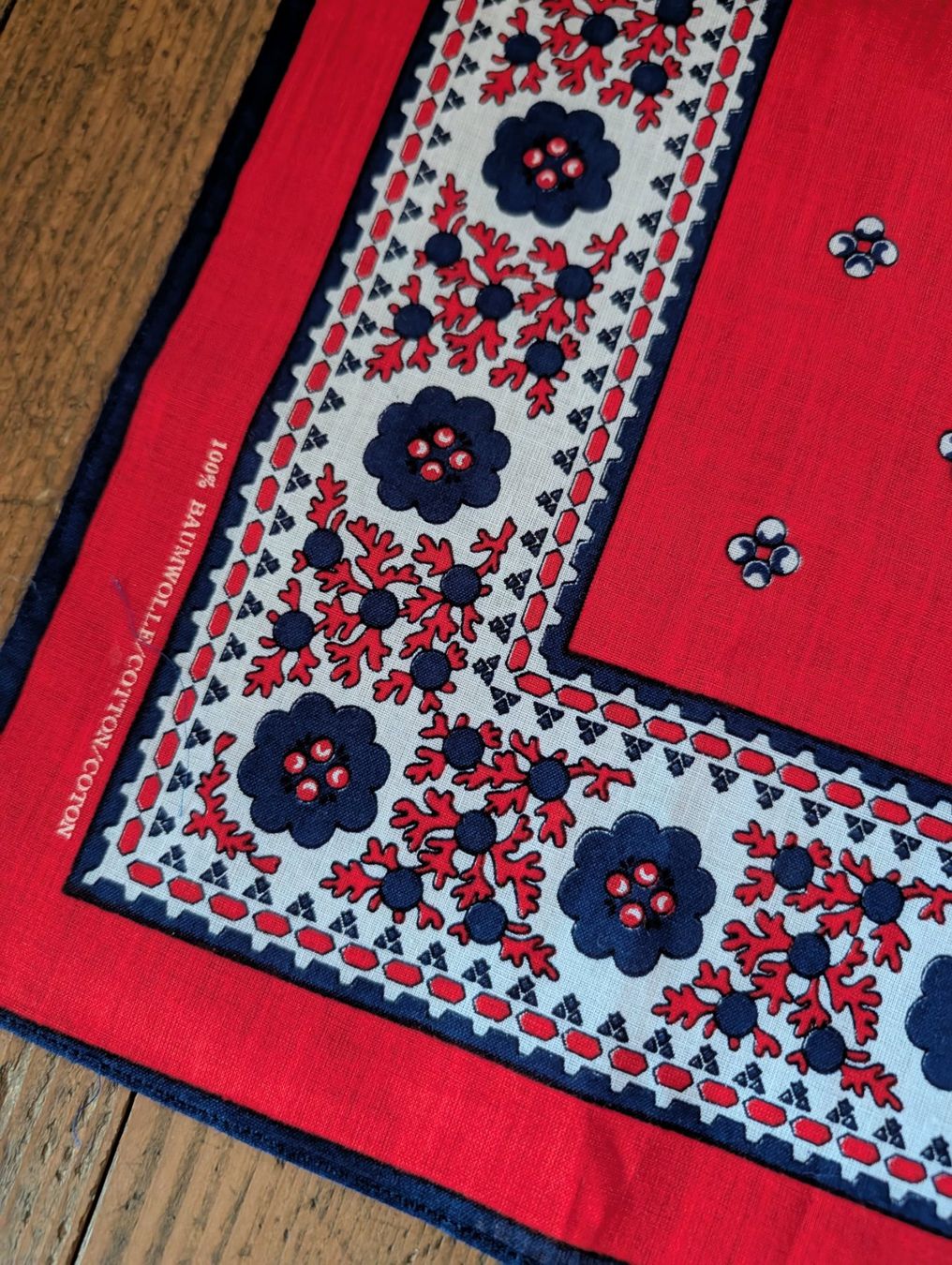 Foulard & Sciarpe: Vintage Halstuch/Kopftuch, Rot mit Blumenmuster – Usato da Nänikon venduto da Haexli_70 1