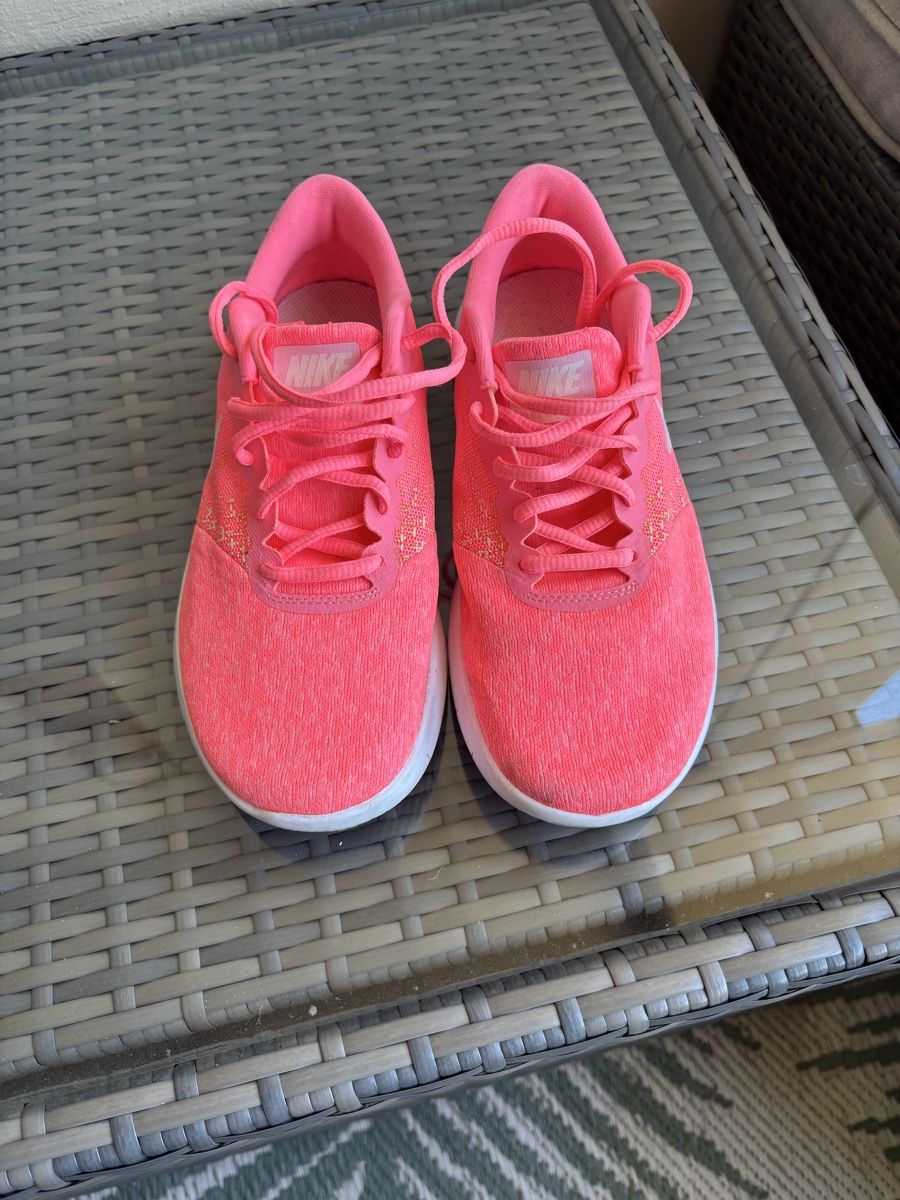 Nike Chaussures femmes: Basket Nike rose  – Neuf (Voir description) à Genève par ste_k6dj 1