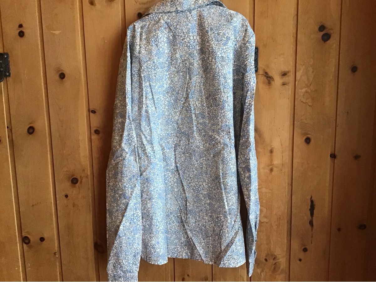 Camicie, T-shirt & Polo: Hemdbluse mit Blumenmuster Hellblau Grösse 12/13 Jahr neu – Nuovo e nell'imballaggio originale da Samedan venduto da dim_wd9v 2