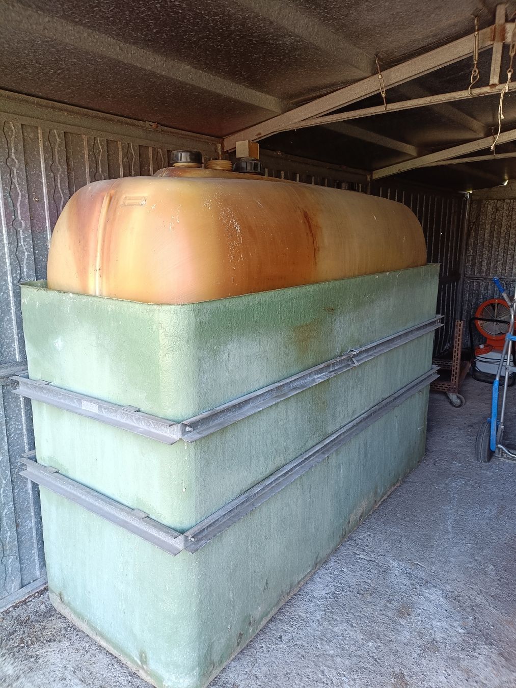 Riscaldamento: Öeltank 2000 Liter mit Auffangwanne  – Usato da Dällikon venduto da sts_99cn