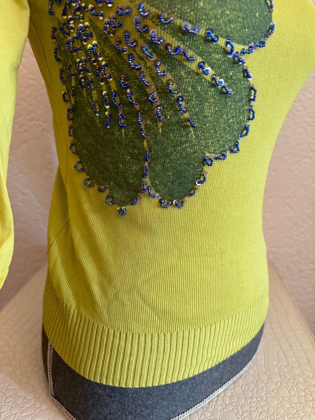 Pullover & Sweatshirts: V-Ausschnitt Strickpullover in Zitronengrün Perlen-Blumen S – Gebraucht aus Frenkendorf von Style365 5