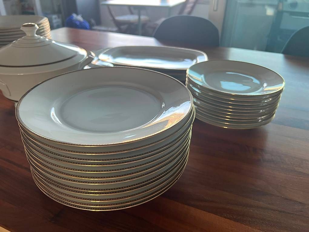 Set di piatti: Geschirrset mit Goldrand – Usato da Zürich venduto da jug01 1